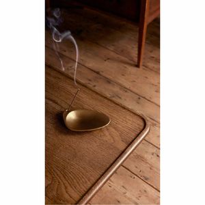 Brûleur d'encens en métal doré de luxe en gros, design sablier moderne, support minimaliste pour yoga, méditation, décoration intérieure - Product Image 5