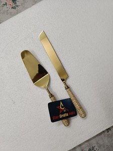 Ensemble de couteaux à gâteau élégants à prix abordable, en métal plaqué or avec manche en rotin, pour mariages, événements ou fêtes - Product Image 6