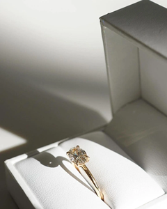 Anillo de Oro con Moissanita Ovalada de 14K/18K, Anillo de Compromiso para Mujer, Anillo Ovalado Solitario, Joyería Minimalista para Boda - Product Image 3