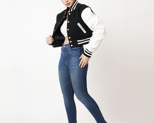 Veste courte en tissu respirant écologique, personnalisée, noire unie, avec boutons, style varsity, avec poches, pour femmes, vestes courtes de style letterman - Product Image 2