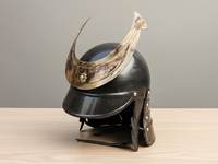Casque de samouraï en acier fait main avec couronne en croissant |   Réplique de casque de guerrier médiéval Kabuto, style antique moderne, avec motifs en relief
