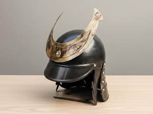 Casco de Samurái de Acero Hecho a Mano con Cresta en Forma de Luna Creciente |   Réplica de Casco Kabuto Medieval Antiguo Moderno - Casco de Guerrero con Grabado en Relieve - Product Image 4