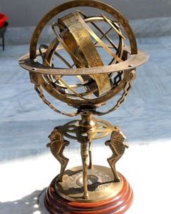 Globe céleste sphérique en laiton antique avec anneaux zodiacaux, décoration de table pour la maison ou le bureau - Product Image 2