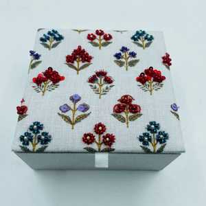 B.H CRAFTS Boîte à bijoux artisanale élégante en toile brodée de fleurs en relief et perlées, forme carrée, décoration d'intérieur, cadeau artisanal - Product Image 1