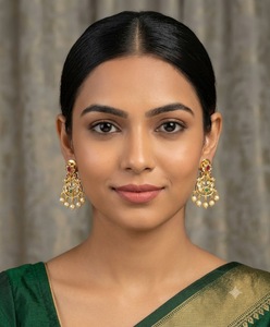 Boucles d'oreilles pendantes de style temple traditionnel d'Inde du Sud, avec diamants américains et perles, pour tenues ethniques, fabriquées par des fabricants. - Product Image 2