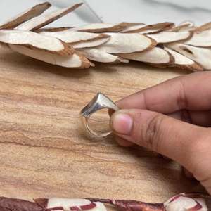 Anillo de Sello Minimalista para Hombre, Anillo de Latón Pulido, Plateado, Diseño Moderno y Liso, Estilo Minimalista, Venta al por Mayor - Product Image 2