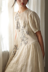 Robe midi crème brodée à la main à motif floral, manches bouffantes élégantes, style vintage, coupe trapèze, pour femme - Collection 2026 à succès - Product Image 6