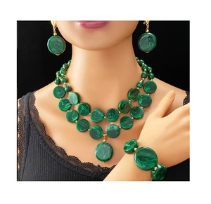 Collar con Colgante de Resina Hecho a Mano de Primera Calidad con Cadena de Cuentas para Mujer, Hecho por Apex Align - Product Image 1