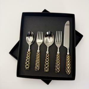 Juego de Cubiertos Hechos a Mano de Acero Inoxidable con Acabado Espejo y Diseño Decorativo con Hilos Dorados, Mangos Metálicos para Vajilla y Utensilios de Cocina - Product Image 1