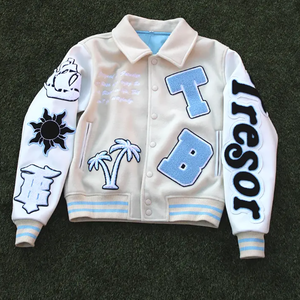 แขนเสื้อหนังเทียมระดับพรีเมียม – สไตล์ Letterman ทรงบ็อกซี่แบบเรโทร พร้อมขอบยางยืดลายทางและรายละเอียดลายปะ - Product Image 1