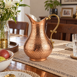 Carafe à eau ayurvédique en cuivre pur martelé nid d'abeille avec poignée en laiton ornée, style vintage, pour service et boissons - Product Image 3
