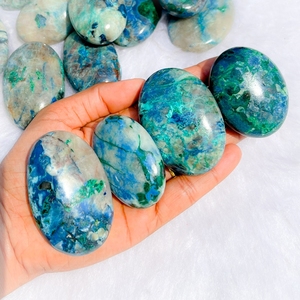 Chakralume Pierre de paume ovale naturelle Quantum Quattro sculptée à la main, en chrysocolle, cristal de guérison, énergie Reiki et méditation - Product Image 2