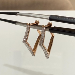 Boucles d'oreilles créoles minimalistes en or 14K avec diamant de laboratoire de 0,60 ct, design géométrique, 24 pierres, certifiées IGI, bijoux de mariée élégants - Product Image 1