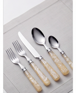 ชุดช้อนส้อมเรซิ่นสีครีมหรูหรา พร้อมด้ามจับสีเงิน ทำจากสแตนเลสสตีล ใช้กับเครื่องล้างจานได้ เหมาะสำหรับรับประทานอาหารและโอกาสพิเศษ - Product Image 1