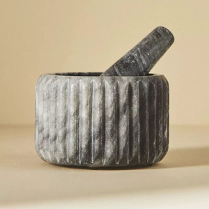 Mortero y pilón de mármol artesanal de alta resistencia para triturar especias, hierbas, ajo e ingredientes ayurvédicos de manera eficiente. - Product Image 1