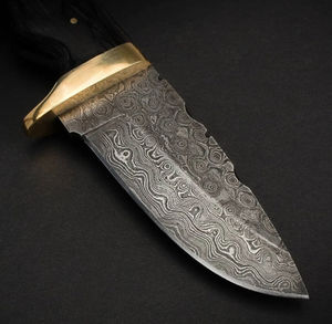 Cuchillo de Camping de Acero de Damasco Hecho a Mano de Primera Calidad, Grabado Personalizado, Hoja Afilada Tipo Clip Point, Funda de Cuero y Madera - Product Image 3