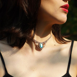 Collier artisanal tendance en macramé avec double perle d'eau douce et pierre naturelle gris mauve, style bouddhiste, collection Twilight Bloom - Product Image 4