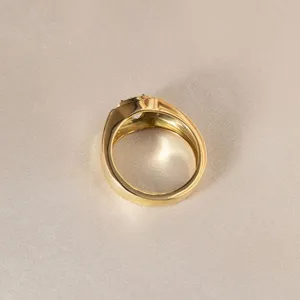 Anillo de compromiso de oro macizo con corte cojín, banda ancha y engaste de bisel, anillo de sello con diamante, oro amarillo, solitario moderno y robusto para hombre - Product Image 4