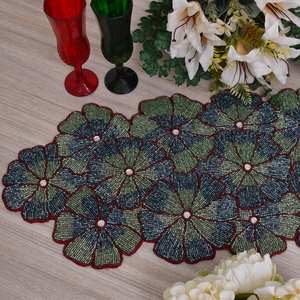 Chemin de table perlé fait main pour mariage – Décoration florale blanche et dorée - Product Image 4