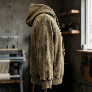 เสื้อฮู้ดดี้ผ้าฟลีซฟอกสีสไตล์ฝรั่งเศสแบบหนาพิเศษ ตกแต่งด้วยเทคนิค Distressed Acid Wash พร้อมกระเป๋าคู่ ปักลาย OEM สีซีดแบบซันเฟด สำหรับผู้ชาย - Product Image 3