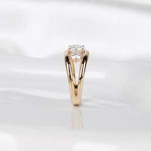 Anillo de tres piedras con diamante redondo cultivado en laboratorio certificado por IGI para mujer, oro sólido de 14K, doble banda, regalo sorpresa nupcial para boda - Product Image 4