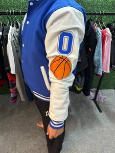 เสื้อแจ็คเก็ตสปอร์ตส์บลูวาร์ซิตี้สำหรับผู้ชาย สไตล์ใหม่ ปักลายตัวอักษร ดีไซน์ปกคอปกแบบพับได้ ทรงปกติ เหมาะสำหรับใส่ในฤดูใบไม้ร่วง - Product Image 6