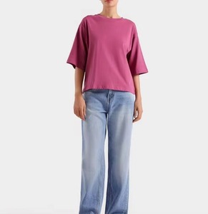 เสื้อยืดลำลองคอกลมแขนสั้นถักสีพื้นขนาดใหญ่สำหรับผู้หญิง - Product Image 1