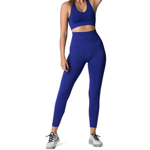 Ensemble de yoga léger, respirant et écologique, en matière douce et confortable, avec design uni, taille haute, taille élastique et décolleté en V. - Product Image 1