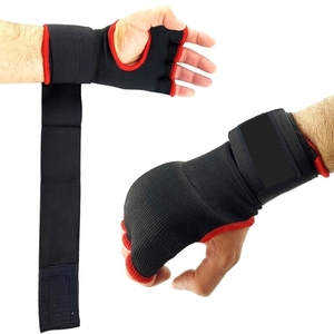 Guantes de boxeo y protectores de manos negros con ribete rojo selvagio - Product Image 1