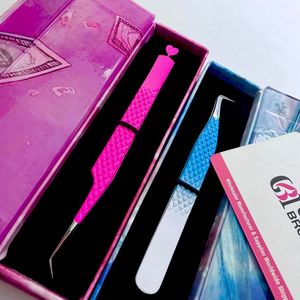 Pince à cils GETUP BROSONS IMPEX en acier inoxydable, anti-magnétique, à double couleur, revêtement poudré rose, avec embout à 45/90 degrés pour une préhension parfaite - Product Image 2