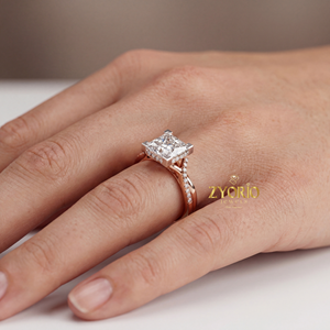 Anillo de Compromiso de Lujo con Diamante Cultivado en Laboratorio de 2.42 Quilates, Corte Princesa, EF VS1, Plateado en Plata, con Vástago Dividido, para Boda - Product Image 4