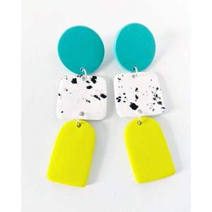 Boucles d'oreilles en résine artisanales pour femmes, élégantes et tendance, idéales pour les soirées et les fêtes - Product Image 3