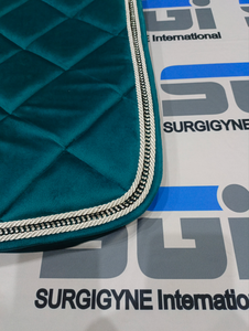 Tapis de selle en velours vert turquoise pour dressage avec bordure en pierres de diamant, disponible dans toutes les tailles et types – Produits équestres - Product Image 4