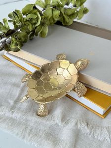 Pièce décorative élégante en métal en forme de tortue, faite à la main, pour la décoration de table à manger et l'ameublement contemporain du salon - Product Image 4