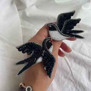Broche de golondrina bordado a mano con cuentas y lentejuelas negras, insignia de pájaro para ropa, chaqueta, solapa, joyería, proveedor mayorista - Product Image 1