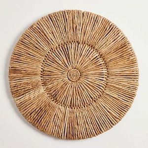 แผ่นรองจานลายดอกไม้จากหญ้าทะเลรักษ์โลก  แผ่นรองจานขอบหยัก  แผ่นรองจานทำมือสำหรับชุดอาหารค่ำ  แผ่นรองจานหวายสไตล์โบโฮ - Product Image 4