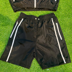 ชุดวอร์มผู้ชาย OEM สำหรับฤดูร้อน สไตล์ฮิปฮอป เสื้อแจ็คเก็ตและกางเกงขาสั้นแบบมีซิปสะท้อนแสง ผลิตตามสั่ง ผ้าโพลีเอสเตอร์ 100% ชุดสองชิ้น - Product Image 3