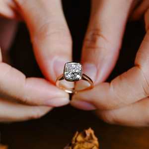 Bague signet en or massif 18 carats avec diamant naturel taille coussin 1,01 carat, minéraux des terres rares, idéale pour les fiançailles, les mariages et les bijoux de charme. - Product Image 4