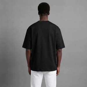 Camiseta de Manga Corta con Cuello Redondo para Hombre, Negra con Franja Blanca en Contraste, Corte Regular, 100% Algodón Jersey, Estilo Casual - Product Image 4