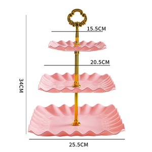 Elegante soporte de cerámica para pasteles con asas metálicas que realza la presentación del pastel de forma hermosa. - Product Image 3