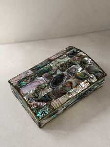 Boîte à souvenirs de luxe en mosaïque de nacre, faite à la main, pour le rangement de bijoux, accessoires, objets de valeur et cadeaux - Product Image 4