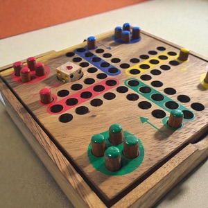 Juego de Mesa Ludo de Madera Hecho a Mano con Fichas Coloridas, Diversión Familiar Perfecta y Estrategia Moderna para Todas las Edades - Product Image 5