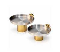 Ensemble moderne de 2 supports à pâtisserie en acier inoxydable, design perlé, base ronde dorée avec un aspect décoratif pour la pâtisserie à la maison