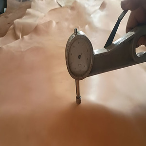 Cuir de vachette pleine fleur non teint, tanné végétal, épaisseur 1,2 à 1,4 mm, pour portefeuilles et chaussures, surface de 14 à 18 pieds carrés - Product Image 2