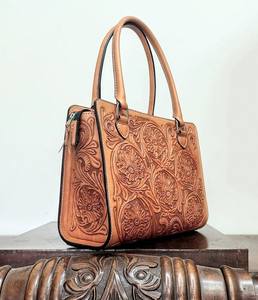 Bolso Tote de Cuero de Lujo Hecho a Mano con Bordado Floral y Estampado por Transferencia Térmica, Estilo Vintage con Detalles de Piel de Vacuno Occidental y Asa para Hombro - Product Image 2
