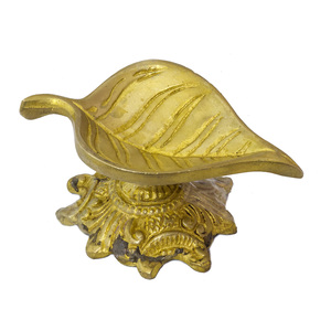 Diya de feuille de Pipal en laiton de 1 pouce fait à la main avec support petit article de décoration indienne pour cadeaux - Product Image 1