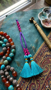 Décoration murale bohème en macramé avec pompons turquoise et décorations perlées pour salon intérieur - Product Image 3