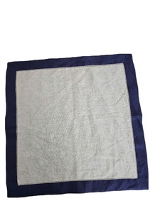 Diseño simple y elegante de servilleta cuadrada con borde azul prominente. Aceptamos pedidos de gran cantidad - Product Image 2