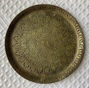 Plato Decorativo Redondo de Metal Hecho a Mano con Patrón de Plantas Grabado, Diseño Oriental - Product Image 1