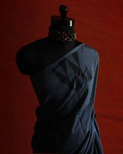 Sari en organza de soie de marque UDDUP avec imprimé numérique Lahariya pour les occasions festives, cadeau de Deepawali, fabriqué à la main en Inde, unisexe - Product Image 4